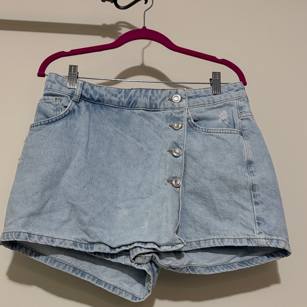 Zara Light Wash Button-Front Denim Shorts